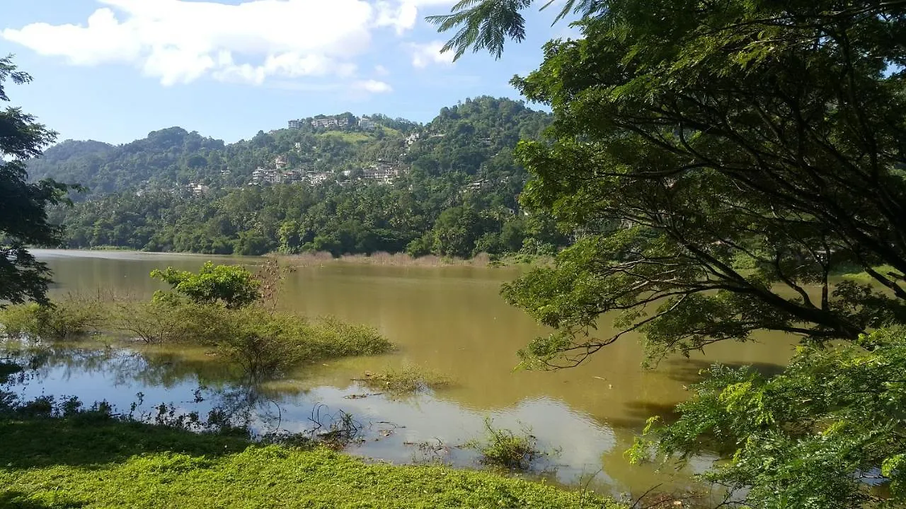 קנדי River Side Homestay Apartment